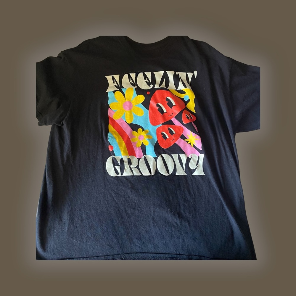 spencer’s feelin groovy graphic tee XL